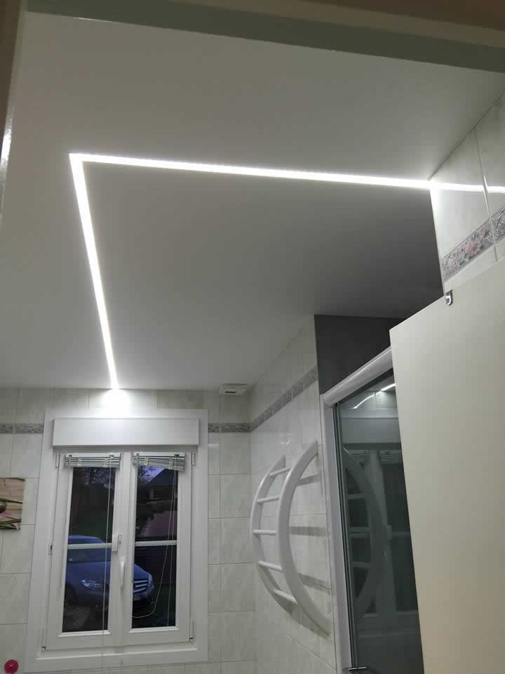 installation plafond tendu rayonnant dans une salle de bains